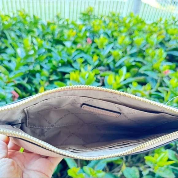 Michael Kors Large Zip Clutch, “Jet Set” Signature, Branded, White, NWT - Picture 5 of 11